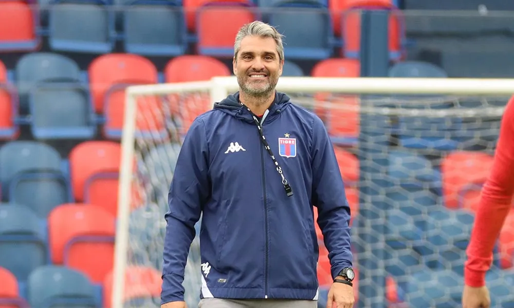 O técnico Juan Sara tem um estilo de posse de bola e ataques rápidos pelos lados com o Tigre-ARG