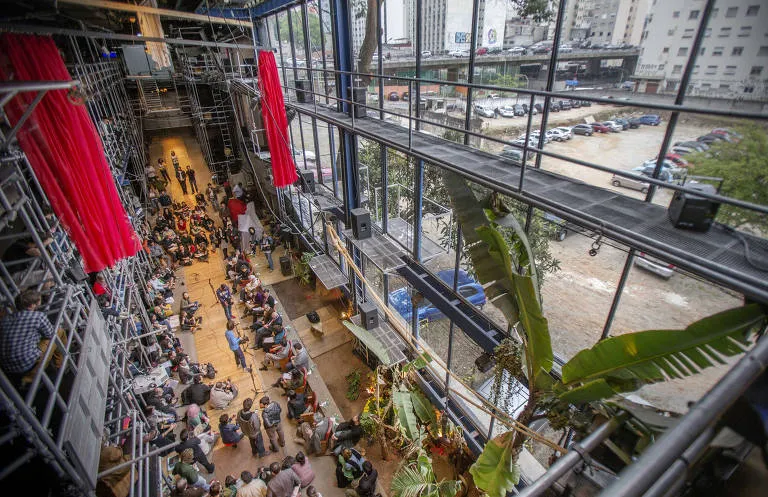 Teatro Oficina foi projetado pela arquiteta Lina Bo Bardi, e tem como grande característica a ampla janela que espelha a cidade