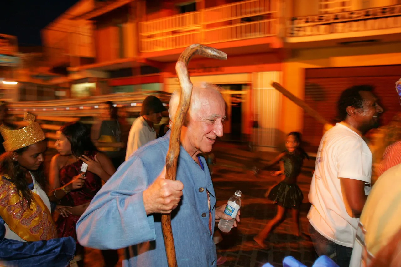 No papel de Antônio Conselheiro, Zé Celso Martinez percorreu as ruas de Quixeramobim em peregrinação artística