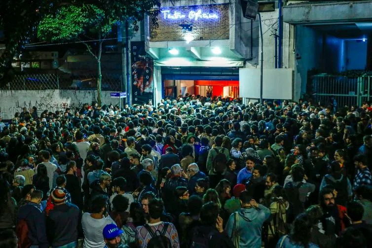 Multidão se reuniu à frente do local do velório