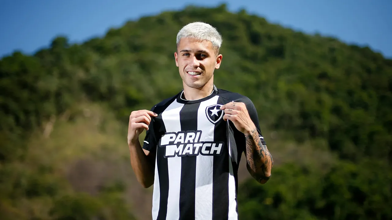Diego Hernández chegou ao Botafogo em maio e aguarda a abertura da janela de transferência
