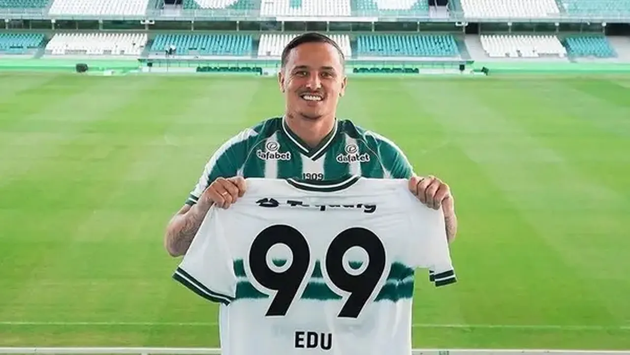 O centroavante Edu atuará com a camisa 99 no Coritiba