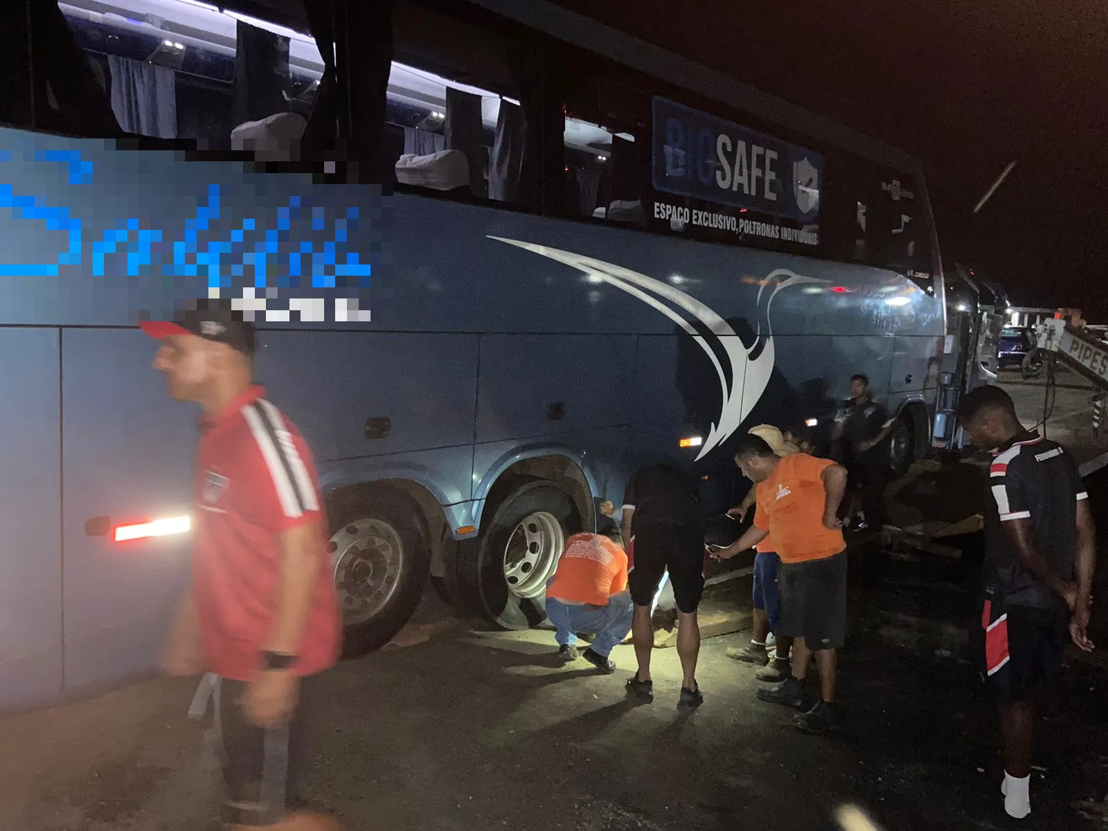 O ônibus do Ferroviário teve um problema na entrada na balsa, em Tocantinópolis