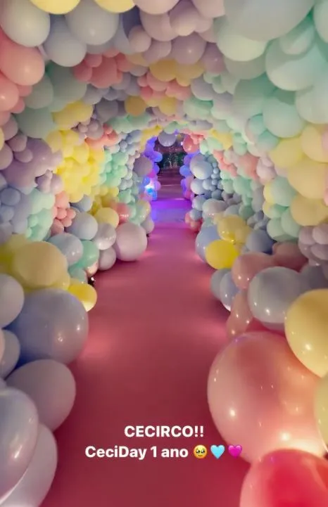 Um túnel repleto de balões fez parte da decoração da festa