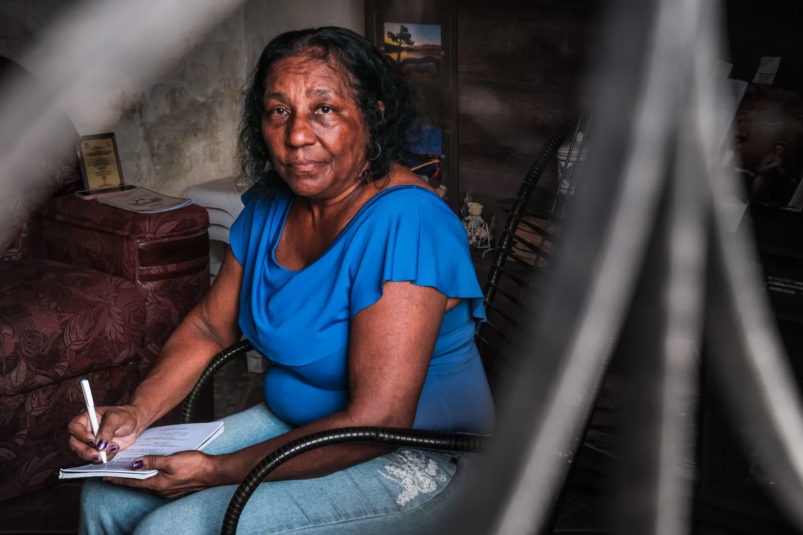 Os versos de dona Neide brotam em qualquer lugar, da casa à praça, refletindo sobre vários temas