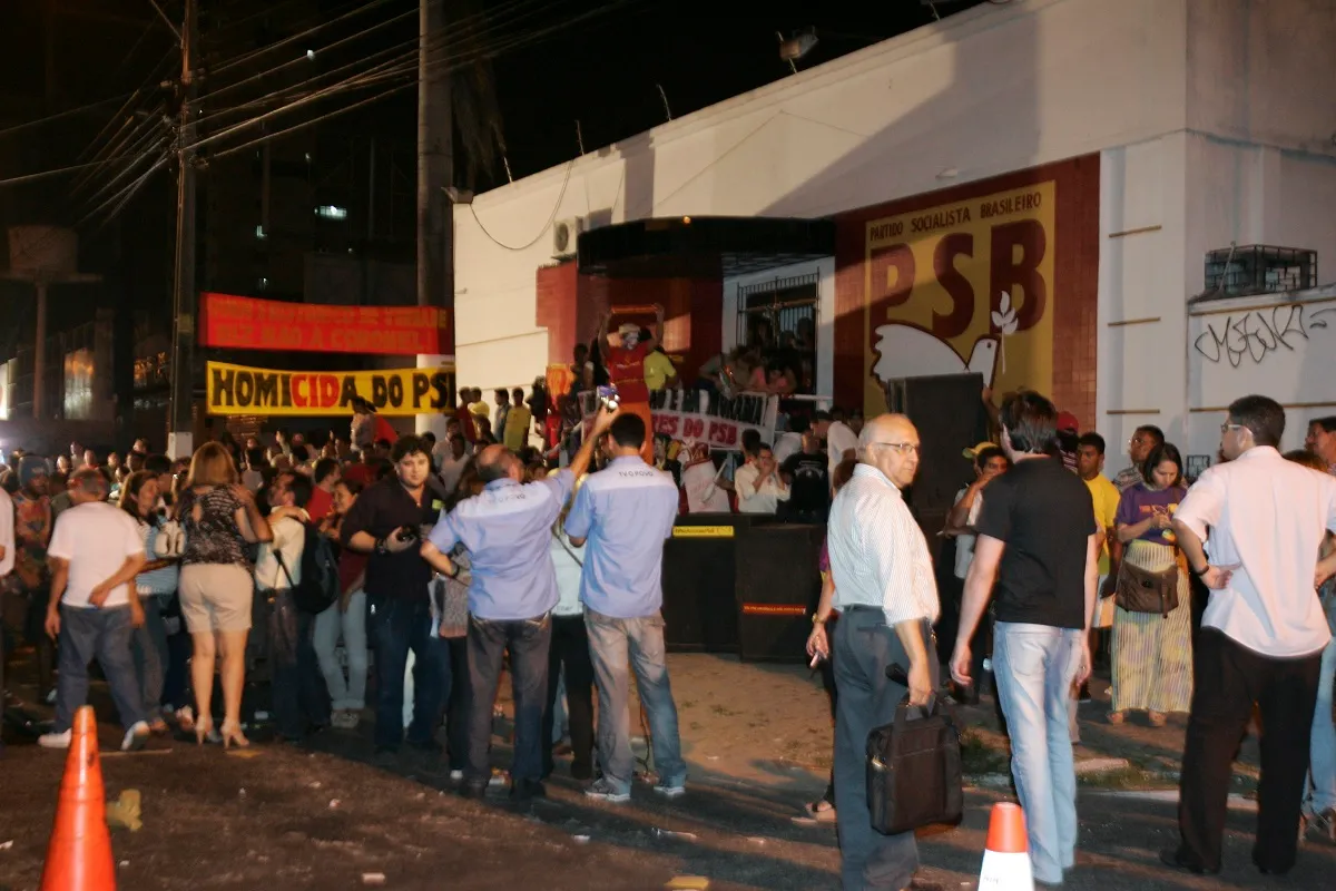 Com os portões trancados, a reunião do diretório do PSB Fortaleza teve que ser realizado na rua, em frente a sede do partido