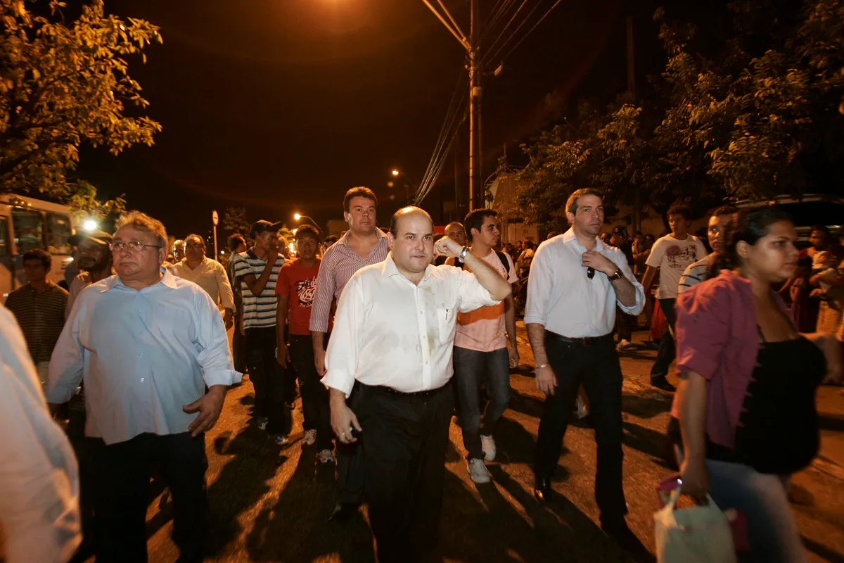Roberto Cláudio foi um dos atingidos por ovos jogados pelas pessoas que estavam dentro da sede do PSB Fortaleza