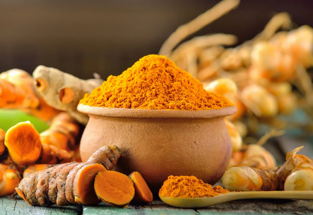 Diferente do gengibre, a cúrcuma apresenta coloração alaranjada