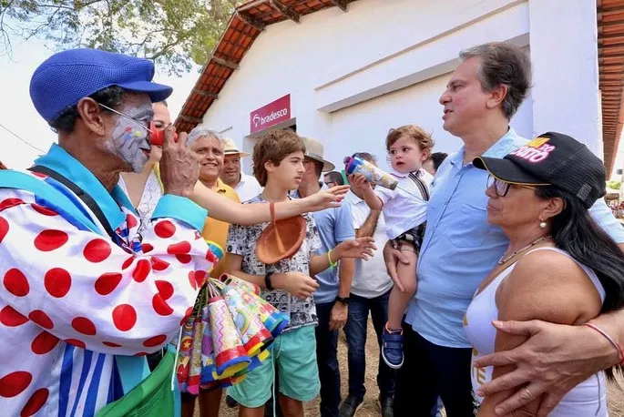 A família interagiu com animais, um artista circense e vários populares
