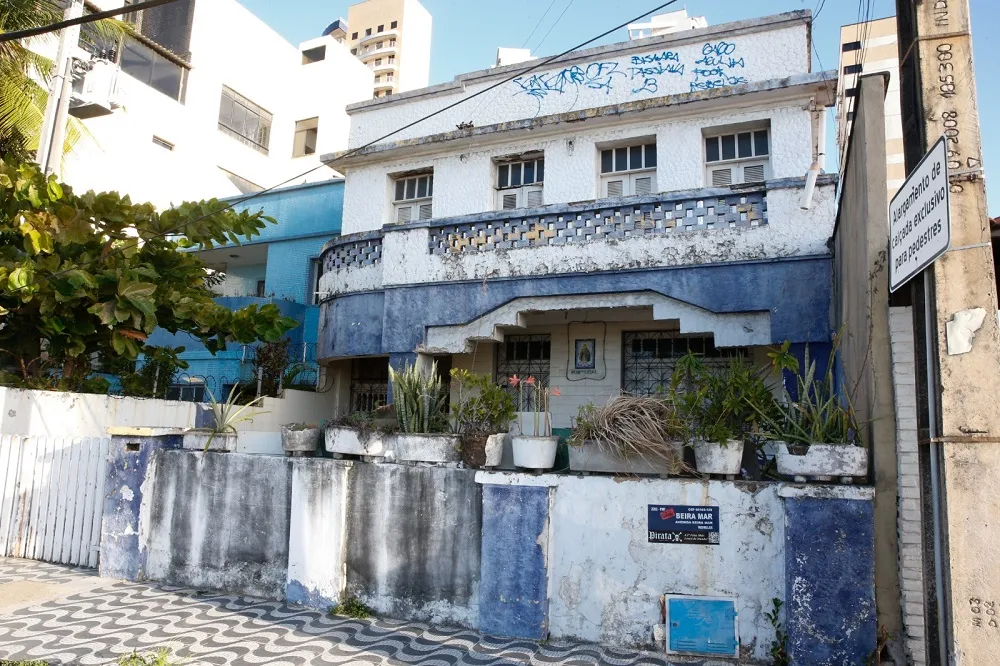 No imóvel que fica no Meireles, a construtora adquiriu a casa e um hotel vizinho e o projeto é de construção de um prédio de 157 metros de altura.