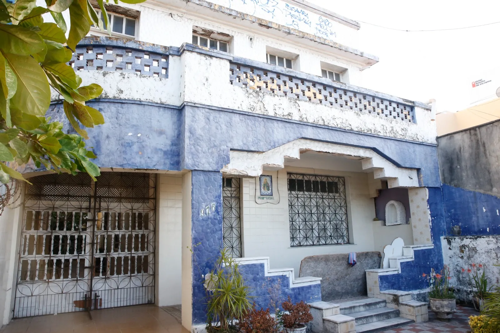 A casa no Meireles tem branco e azul na fachada e está situada a 180 metros do outro exemplo do tipo na Praia de Iracema