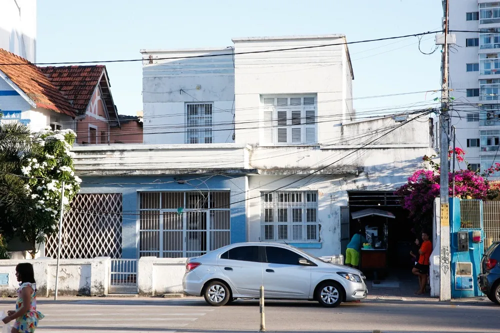 Esse imóvel está situado próximo a um conjunto de outras casas, mas que, apesar do formato arquitetônico, foram adaptadas, e há alguns anos, funcionam como comércio e restaurantes.