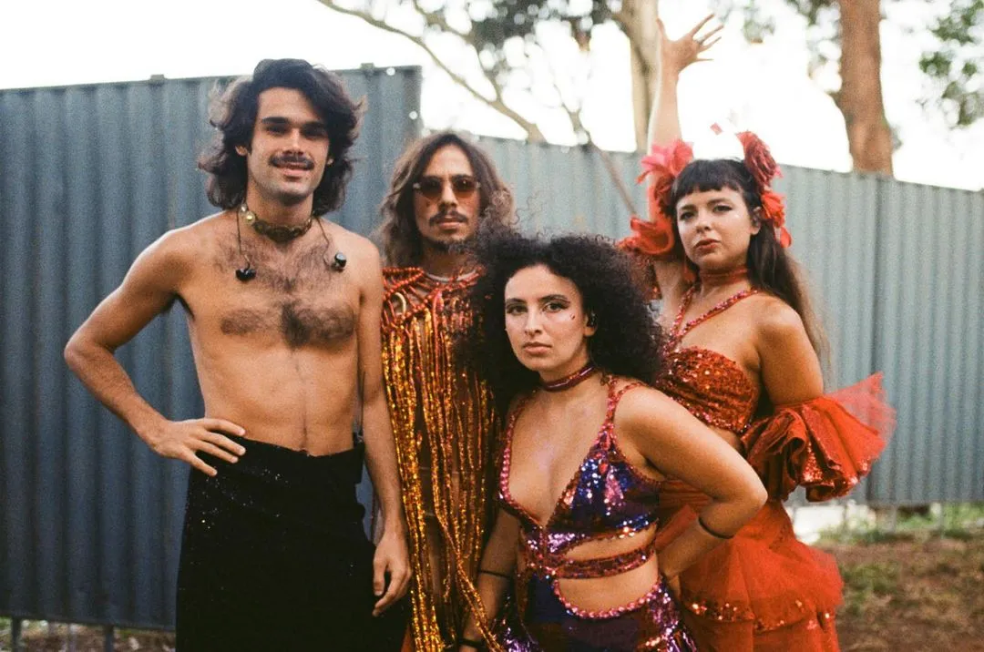 Show da trupe é liberado em duas partes (lados A e B), em uma reverência à tradição dos LPs