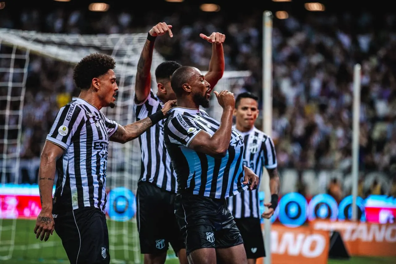 Luiz Otávio comemorando gol com a camisa do Ceará