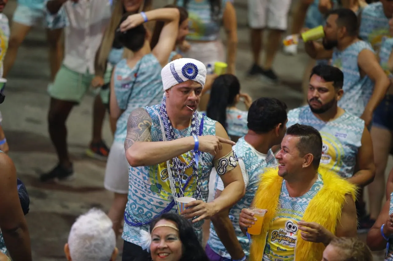 Bloco 'Bagunça' arrasta multidão ao som de pagodão baiano