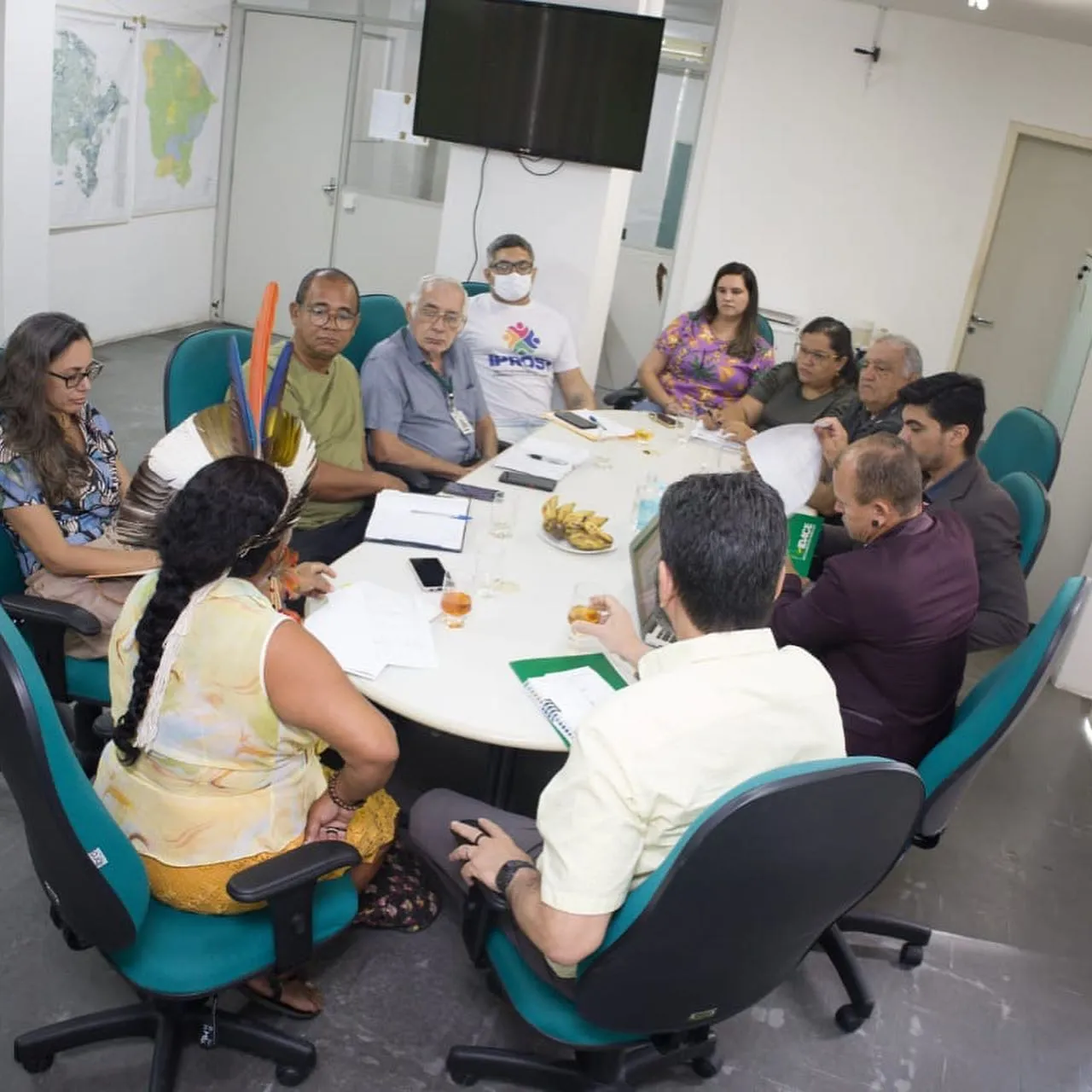 Reunião entre representantes da Secretaria dos Povos Indígenas e do Idace em que se encaminhou a criação de um grupo de trabalho sobre a lei da regularização fundiária.