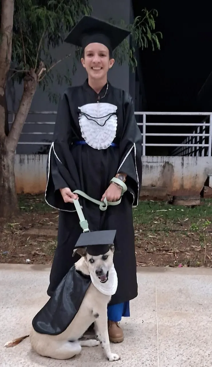 Fernanda Bastos e Valente representando a causa animal, por meio do trabalho da UFCão, na colação de grau