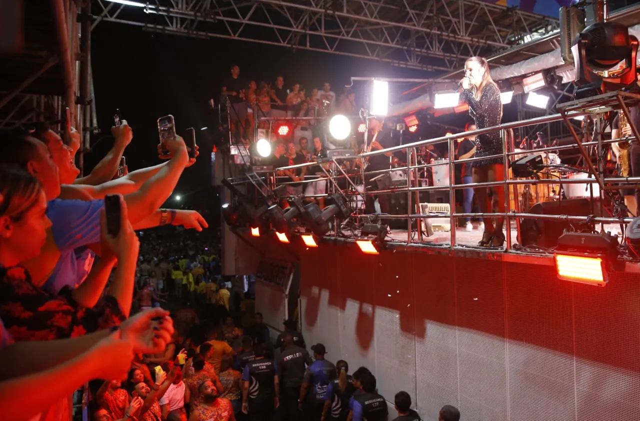Bloco 'Village' arrasta multidão ao som de Ivete Sangalo