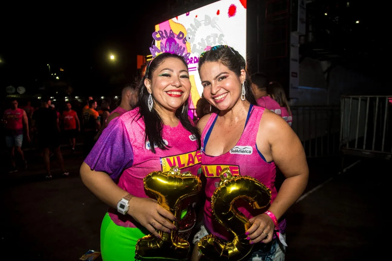 Casal de namoradas curte o Fortal juntas pela primeira vez no bloco Village