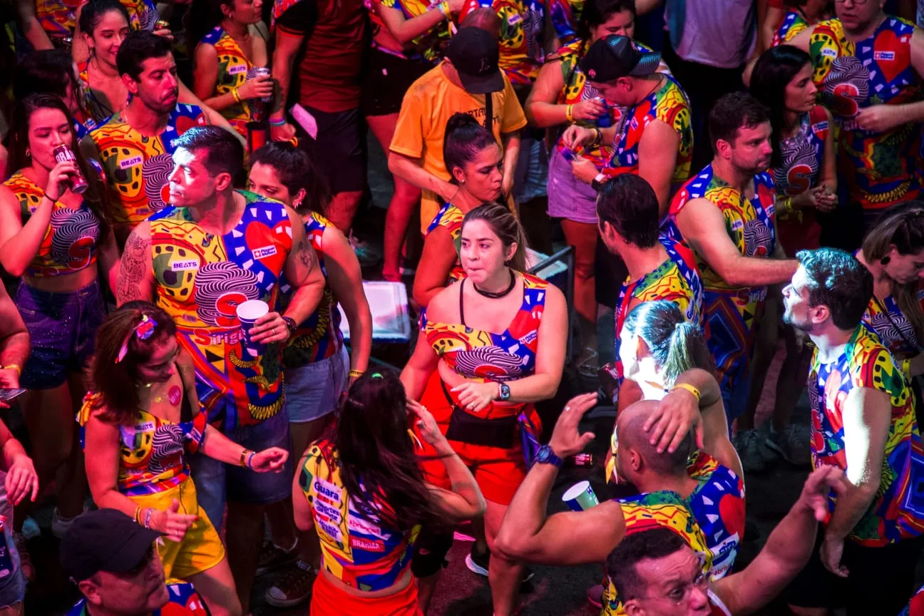 Foliões curtem a última noite de Fortal no bloco Siriguella