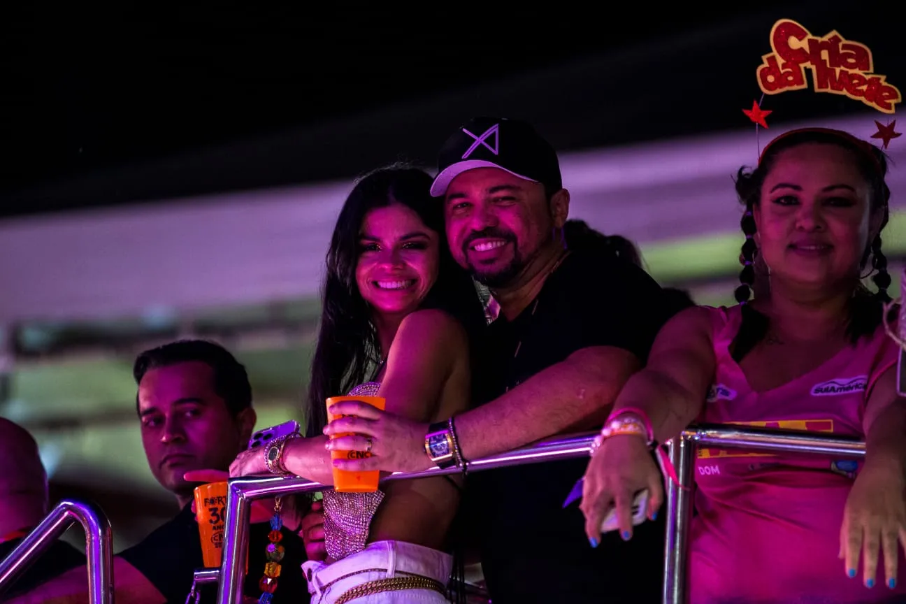 Xand Avião e a esposa Isabele Temoteo curtiram o bloco Village em cima do trio elétrico