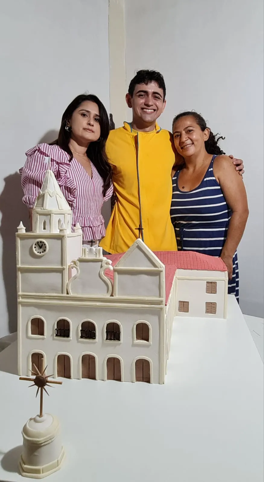 Liliany, Roberto e Vitória levaram quatro dias para fazer o bolo
