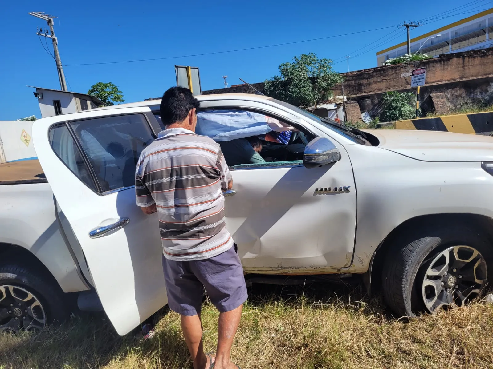 Familiares dos turistas deram assistência às vítimas, tirando do carro pertences pessoais dos passageiros