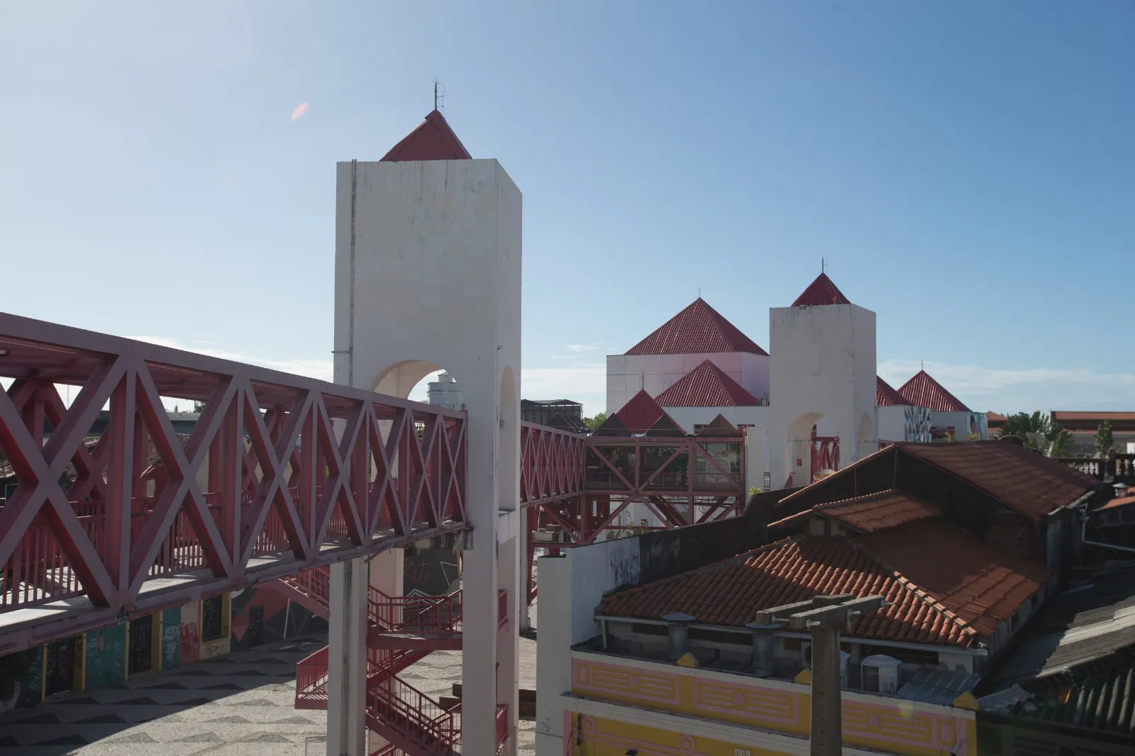 A passarela mais famosa do Ceará dá acesso a outras partes do nosso rolê