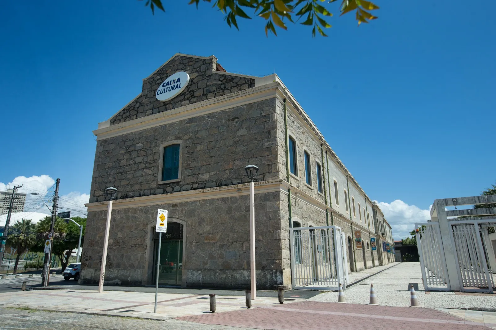 Fachada da Caixa Cultural Fortaleza, logo ao lado do Dragão do Mar