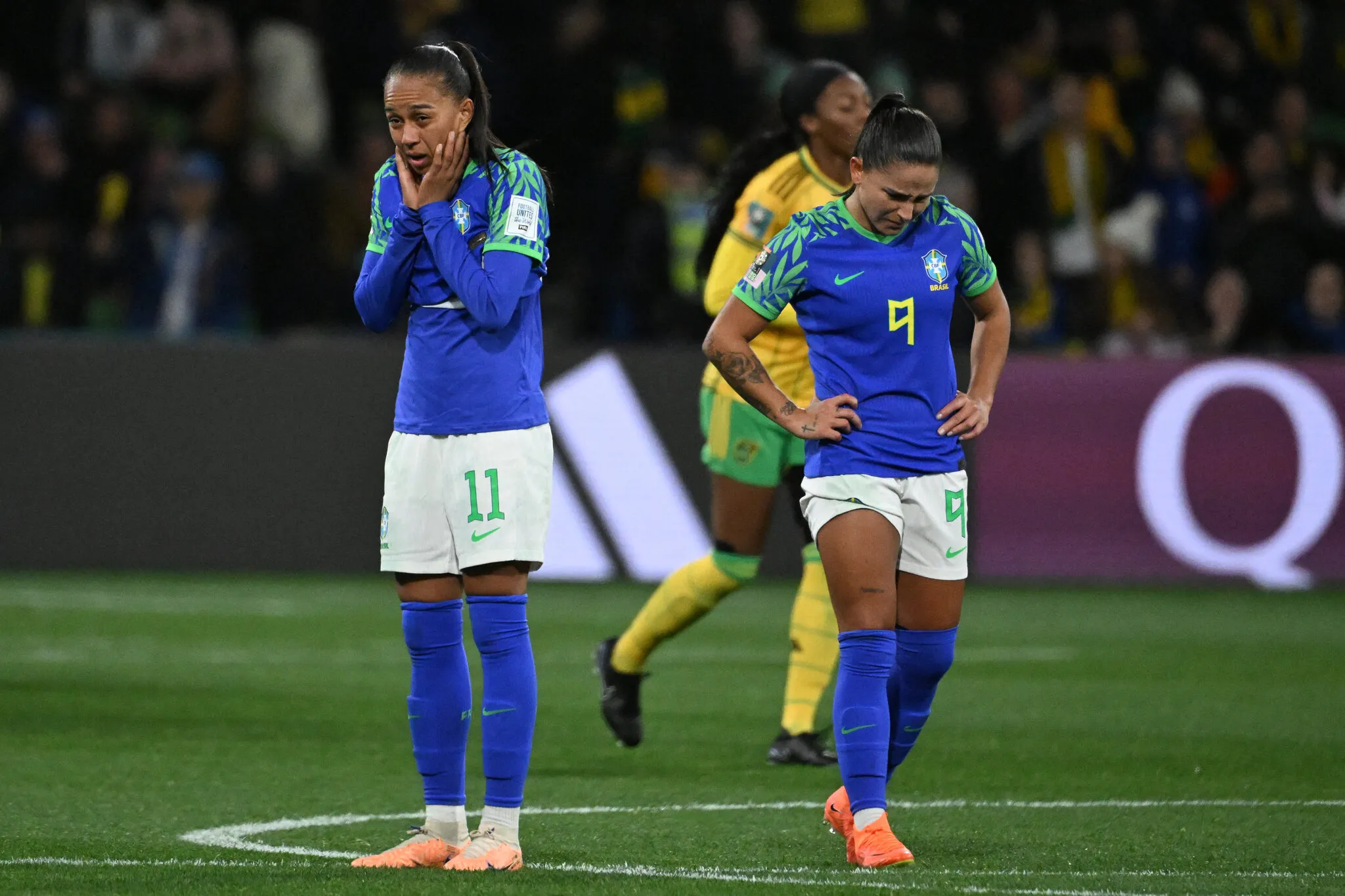 Jogadoras do Brasil choram após eliminação diante da Jamaica na Copa do Mundo feminina