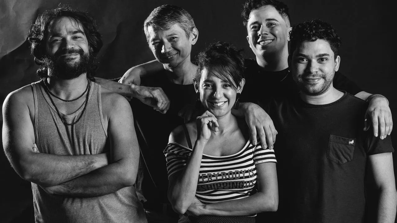 Da esquerda para a direita, Rogério Mesquita, Yuri Yamamoto, Tatiana Amorim, Rafael Martins e Ricardo Tabosa, a formação atual do Grupo Bagaceira de Teatro