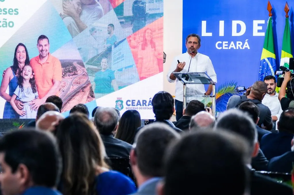 Governador Elmano de Freitas em apresentação das ações dos 7 meses de governo