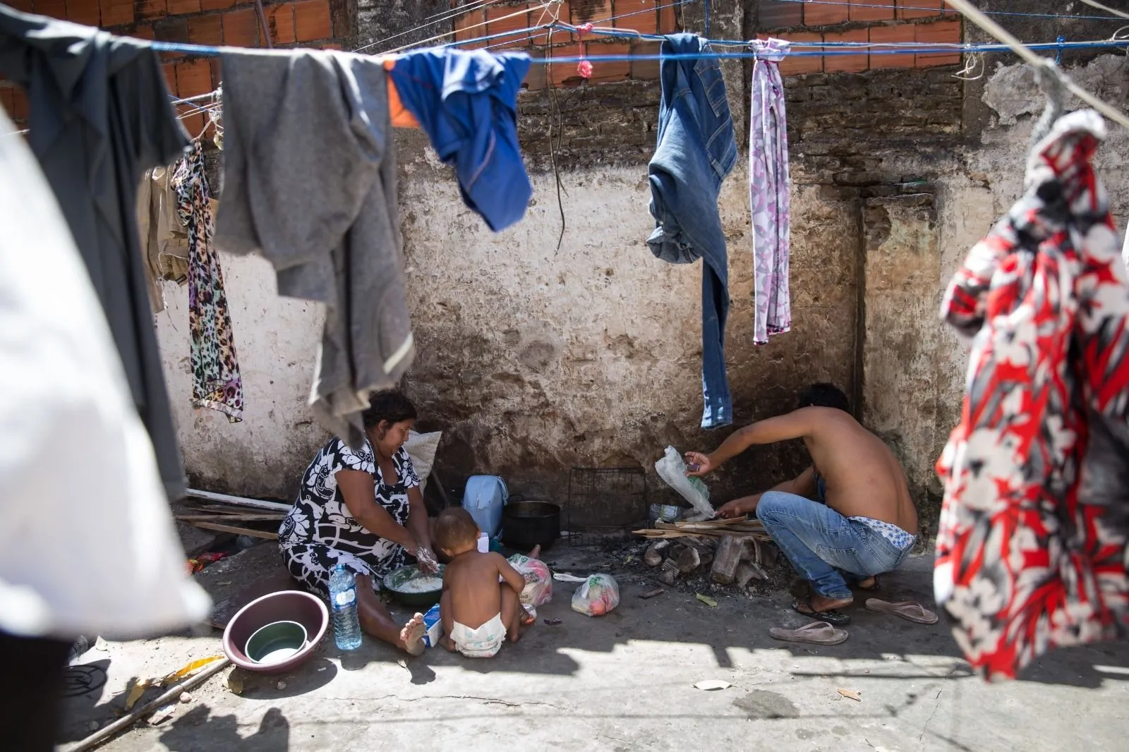 Em uma hospedaria, localizada no Centro da Capital, famílias utilizam querosene e lenha para cozinhar
