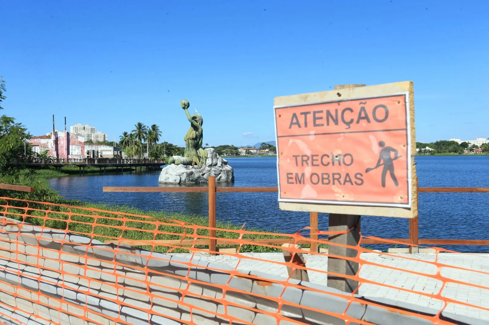 Segundo informações do site Fortaleza em Mapas, a obra no calçadão da Lagoa de Messejana iniciou em 3 de novembro de 2022 e tem previsão para ser concluída em 3 de outubro de 2023