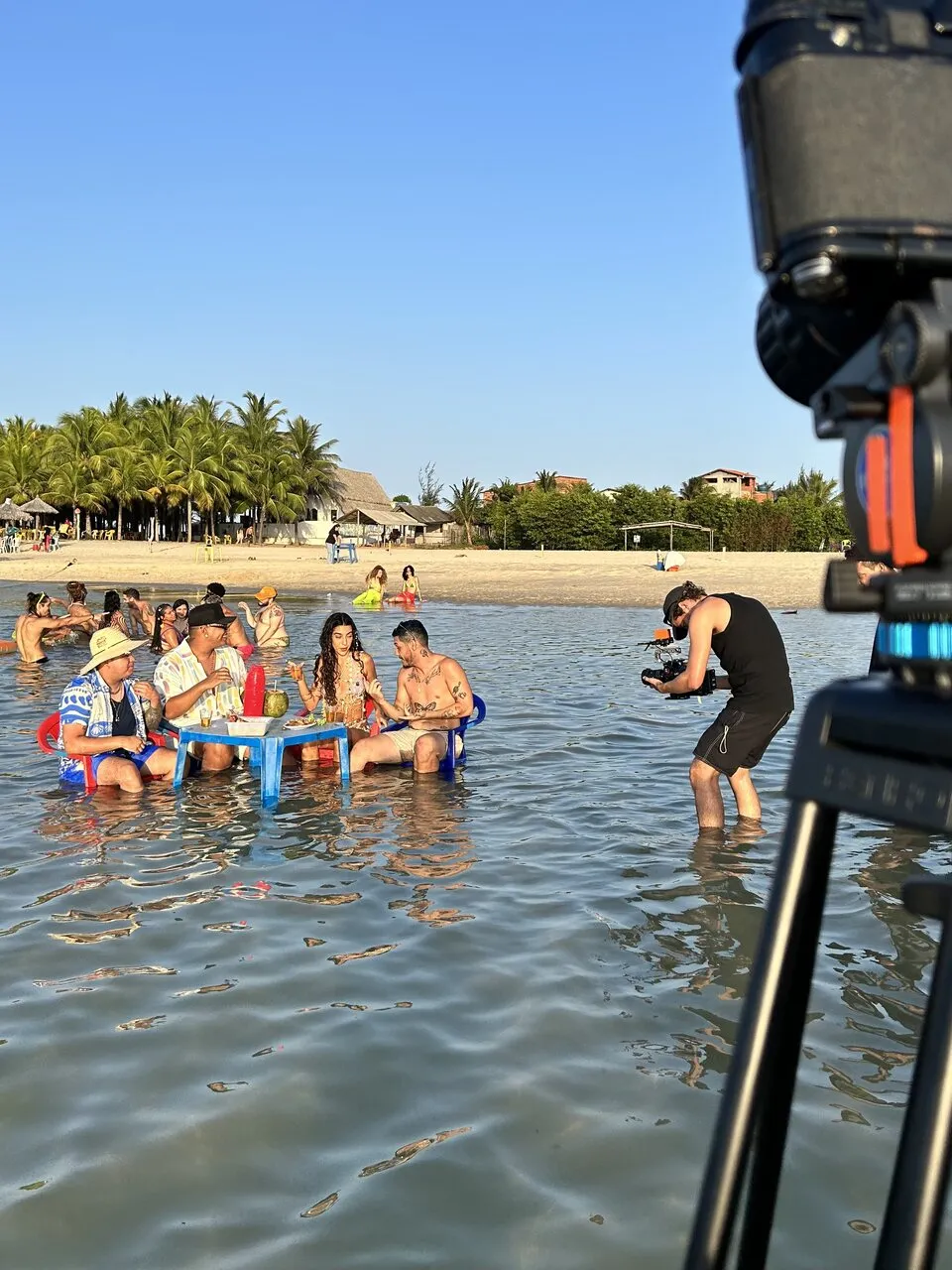 Clipe do remix de 'Ombrim' traz amigos em um dia de praia