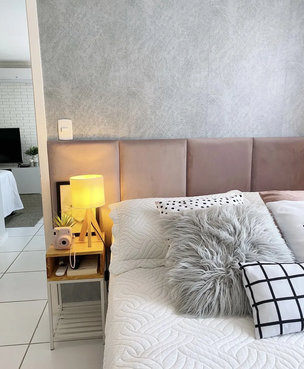 Cabeceira estofada e uma bela colcha de cama, que podem ser levadas em qualquer mudança, transformam o visual do quarto