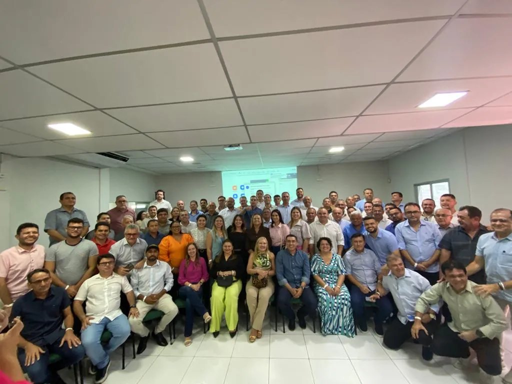 Prefeitos e prefeitas em reunião na sede da Aprece, na última quarta-feira (23).