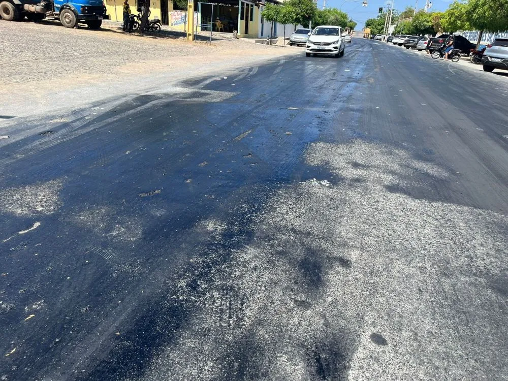 Técnicos da SOP identificaram que o excesso de ligante asfáltico e o calor intenso provocaram o dano