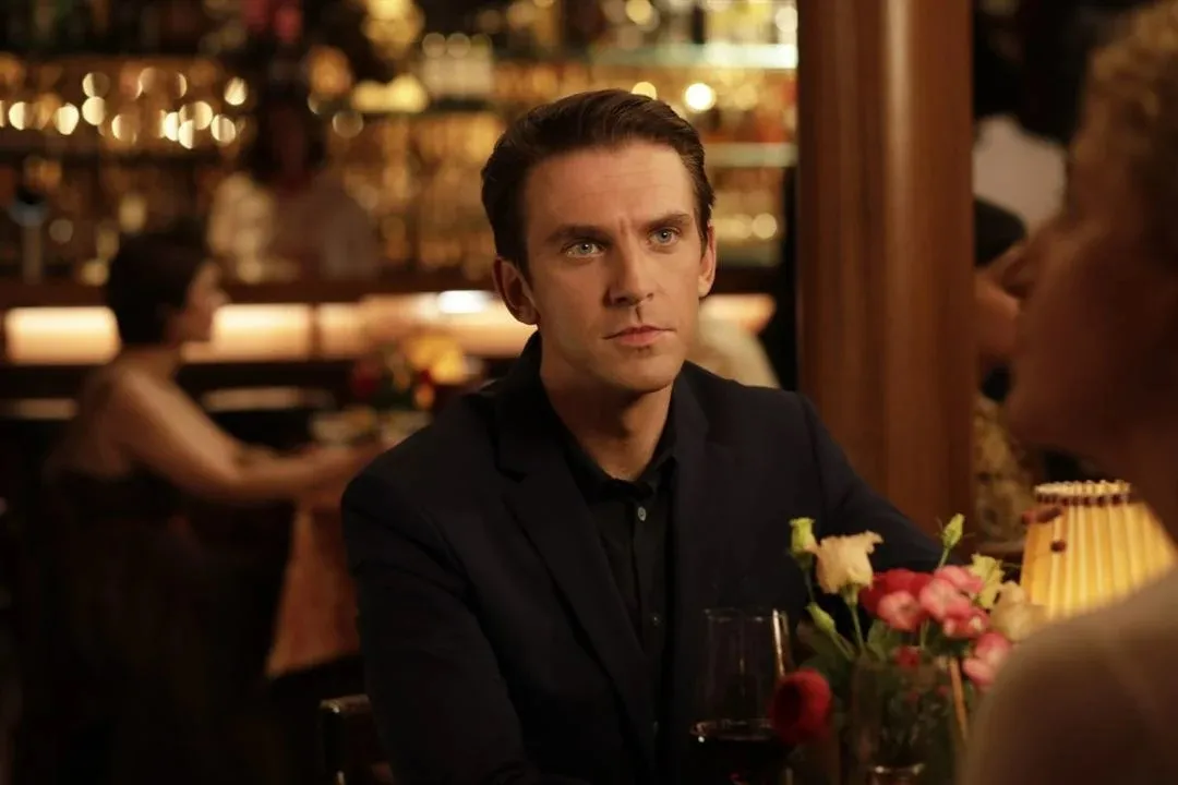 Dan Stevens (conhecido pela série Downton Abbey) faz uma  interpretação convincente de um robô, sem exagerar nos maneirismos