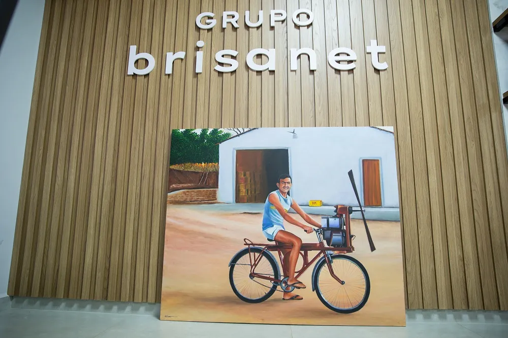 O quadro presente no escritório de José Roberto Nogueira remete à juventude do cearense, a partir da criação de uma bicicleta com hélice