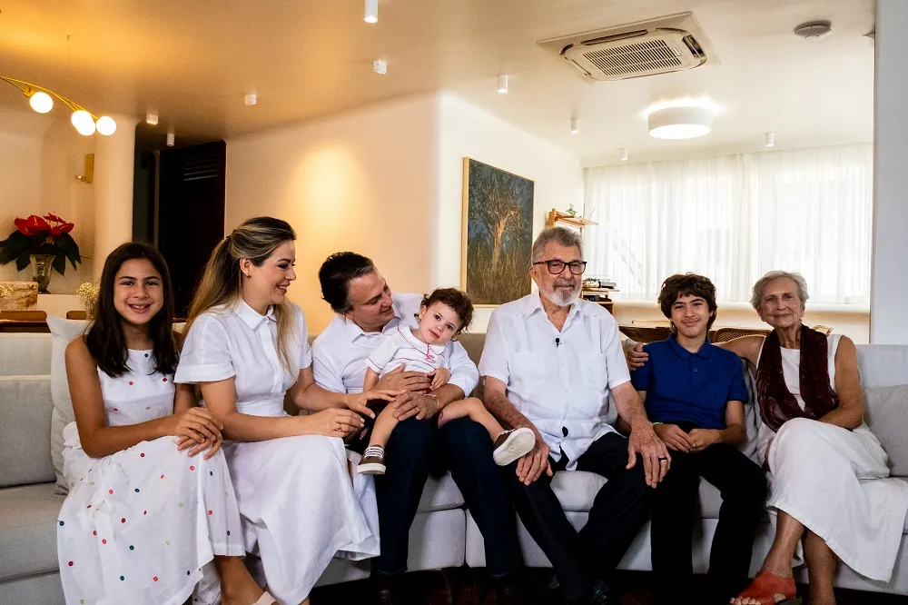 Camilo Santana; os pais, Eudoro e Ermengarda; a esposa, Onélia Leite Santana; e os filhos, Pedro, Luísa e José: motivos para seguir