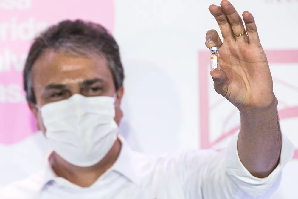 Camilo Santana com a primeira dose da vacina contra a Covid-19 em 18 de janeiro de 2021