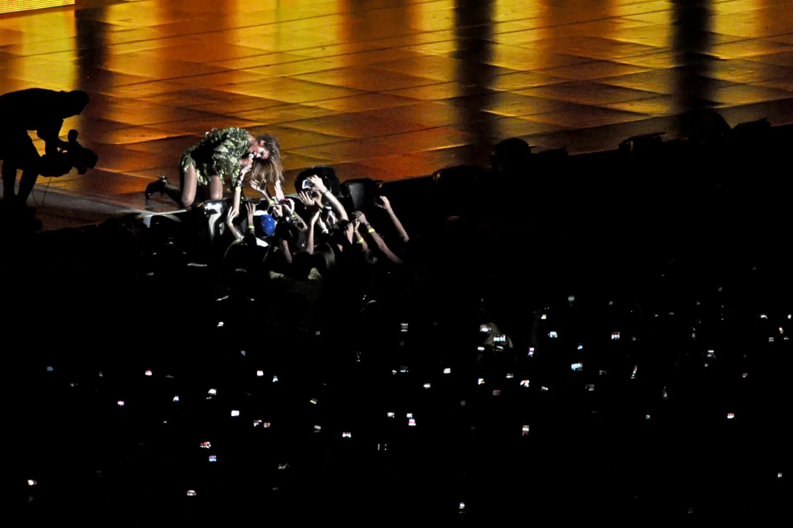 Beyoncé interagiu com o público no palco da Arena Castelão