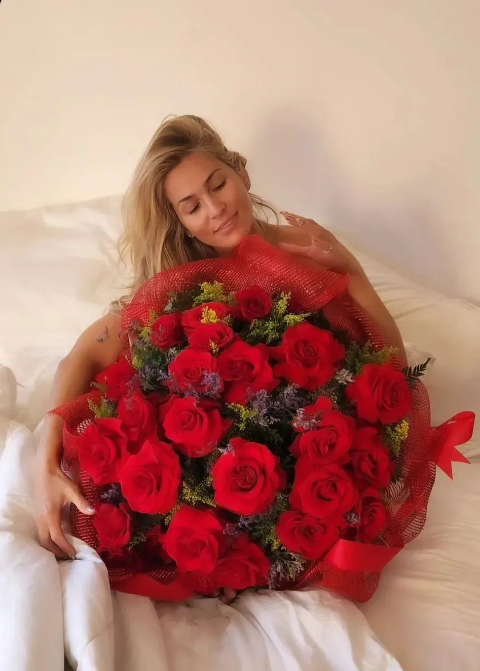 Lívia Andrade mostra buquê que ganhou do namorado