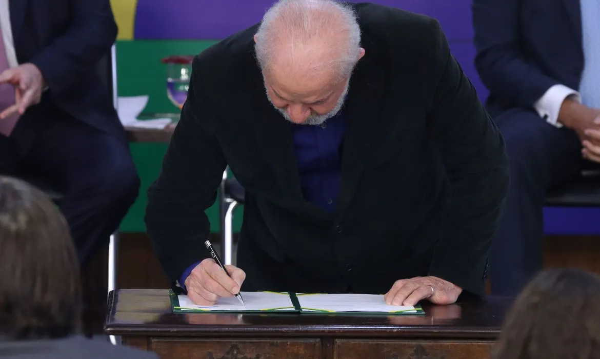 Lula na ocasião da assinatura da medida provisória para taxar fundos de super-ricos.