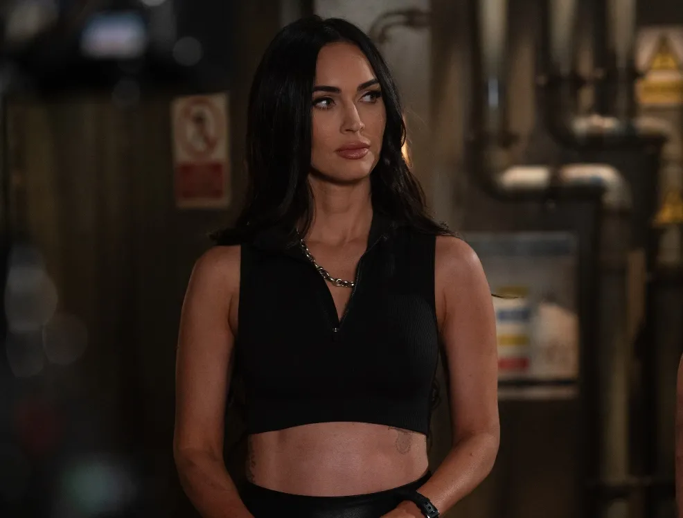 Megan Fox entra na trama como Gina, parceira e namorada de Christmas, personagem de Jason Statham