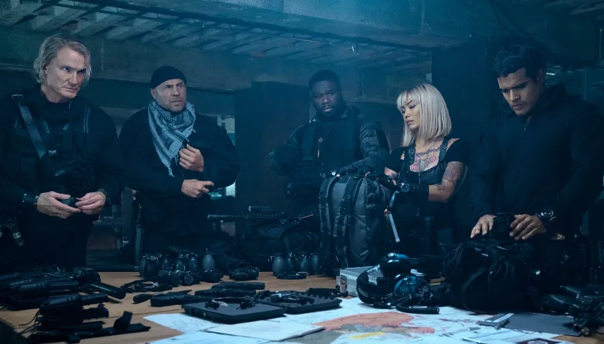 O novo filme traz cenas fortes de violência e não poupa armas no confronto para salvar o mundo da Terceira Guerra