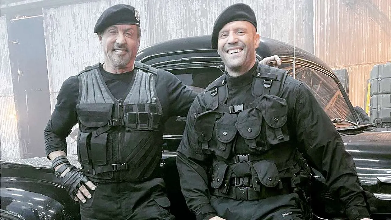 Lenda do cinema, com personagens como Rocky e Rambo, Sylvester Stallone deve “passar o bastão” para Jason Statham na franquia 