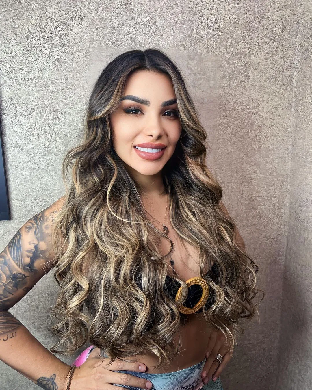 Jenny Miranda, filha de Gretchen e mãe de Bia Miranda, foi confirmada em A Fazenda