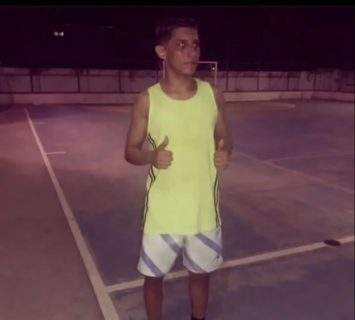 Na última vez que Nícolas foi visto, estava com regata neon, bermuda azul e Havaianas preta